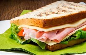 Sığır levreğinden yapılmış bir sandviç Her zaman levrek yapılmış bir sandviçiniz olacak